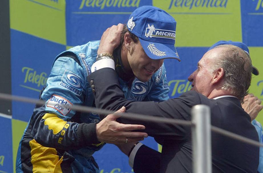 Lo sport  sempre stato un punto di riferimento: eccolo con Fernando Alonso a Barcellona nel 2006 quando il pilota trionf con la Renault. Colombo